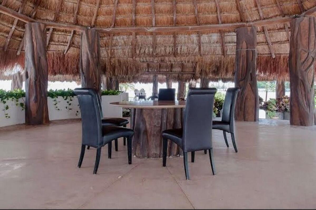Quiet 3 Bedrooms, 2 Swimming Pools, 5th Avenue, The Sea Is Nearby! Apartamento Playa del Carmen